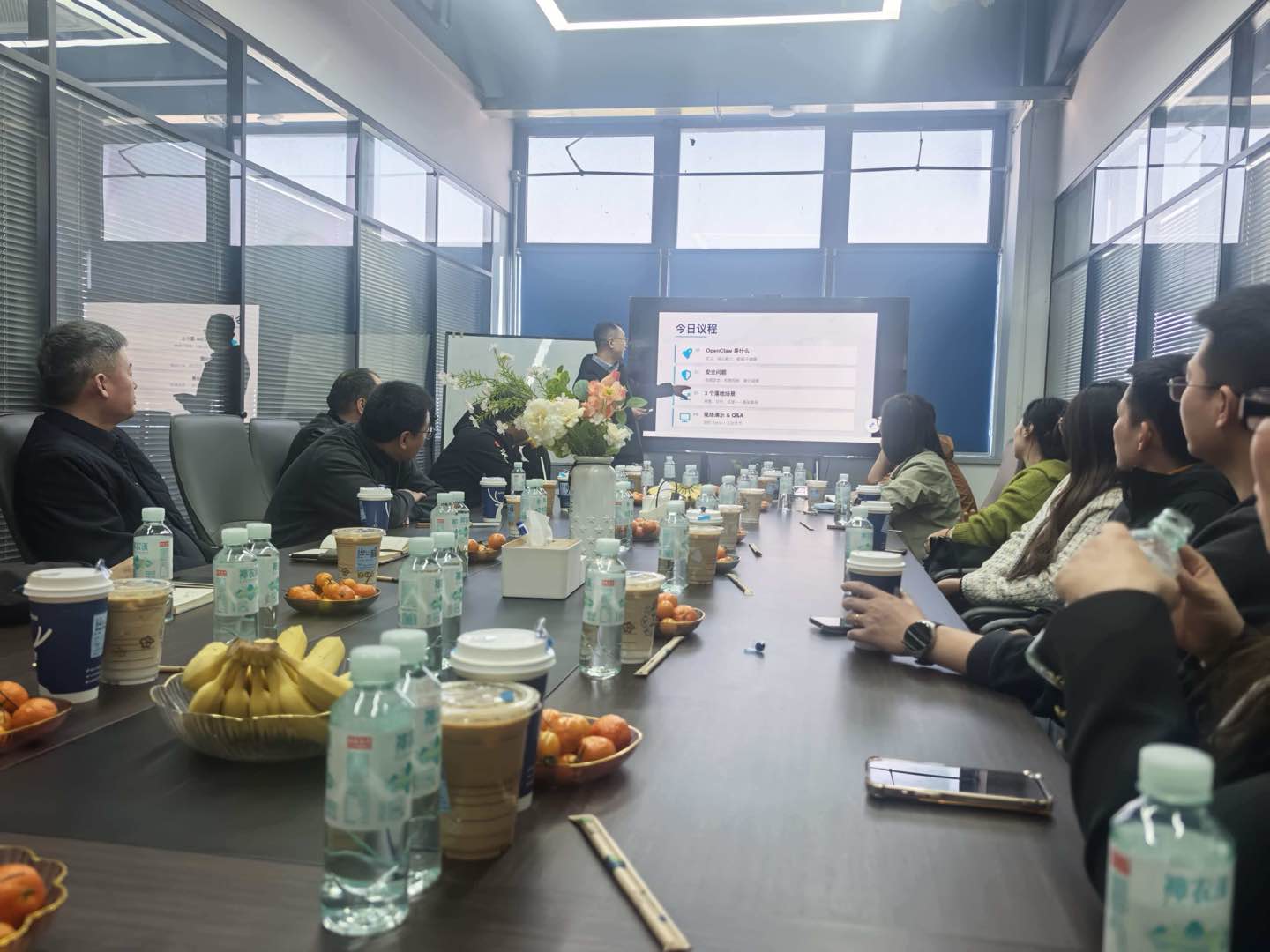 会议室全景:丁留建讲解今日议程